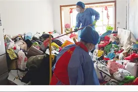 独居老人家里有座“垃圾山” 从废品堆积到心灵疏导：探寻独居老人的情感缺口图片