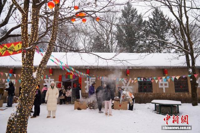 黑龙江铁力：游客沉浸式体验林区生活