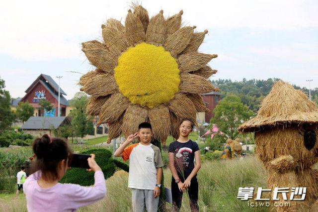 组图｜快乐拉满！长沙园林生态园内，南瓜雕塑稻草人恐龙都来了