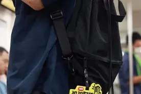 年轻人盛行“出门在外互助父母计划”：父母出游遇困难，网友主动照顾图片