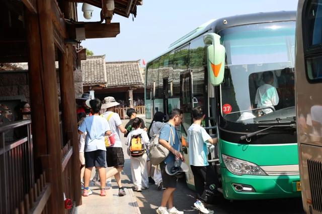 国庆假期过半，安全秩序不松懈！龙虎山文明旅游服务暖人心！