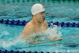 不愧为蛙王！覃海洋夺得全国游泳锦标赛男子200米蛙泳金牌图片