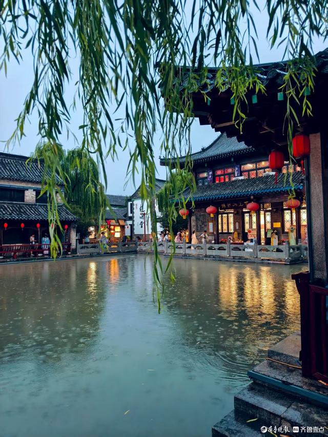雨中百花洲，别有一番意境