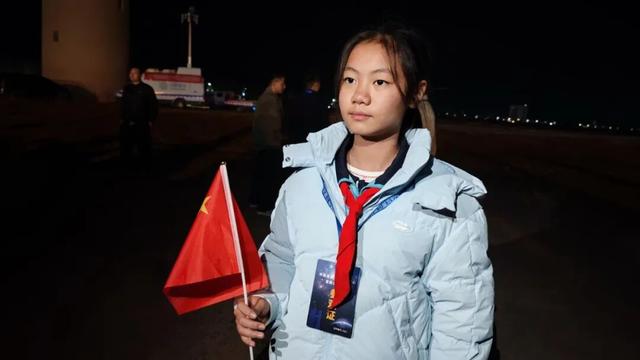 神舟二十一号成功发射 北京交通⼤学附属⼩学师生现场观礼