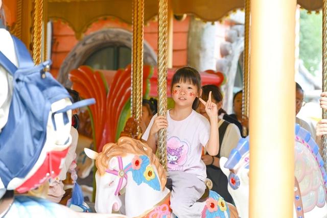 一场“专属礼遇”，济南方特邀30余组退役军人家庭免费游园｜国庆中秋·嘻游记