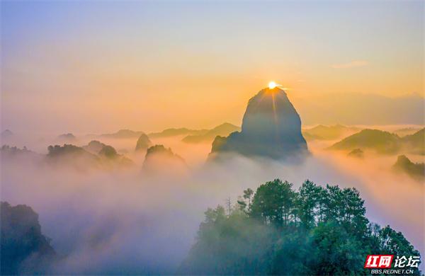 云雾作幕，丹霞为台：独岩峰的“天际线独舞”