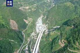 云南大永高速公路莲峰隧道全隧贯通 预计10月全线通车图片