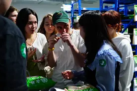 Global Talk丨“深山小草”如何变成“金枝玉叶”？外国朋友访药企寻答案图片