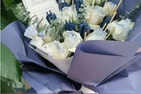 30支笔做成花束献给医生 感谢你“医病又医心”图片