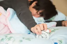 总感觉自己被封印在床上？你不是一个人图片