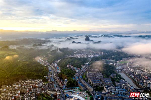 湖南通道：朝霞染天，云雾裹城，这座侗乡小城晨起即画卷