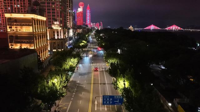 烟花点亮夜空，江岸城管守护精彩