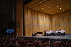 这支英国知名合唱团在上海舞台唱响经典中国歌曲图片