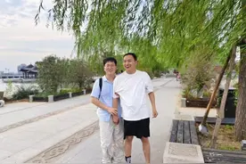 男子9个月前脑梗住院如今逐渐恢复生活技能 朋友全心照顾 称再辛苦也值得图片