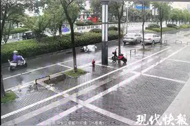 暖心！暴雨中骑车女子摔倒受伤，银行员工雨中施救图片