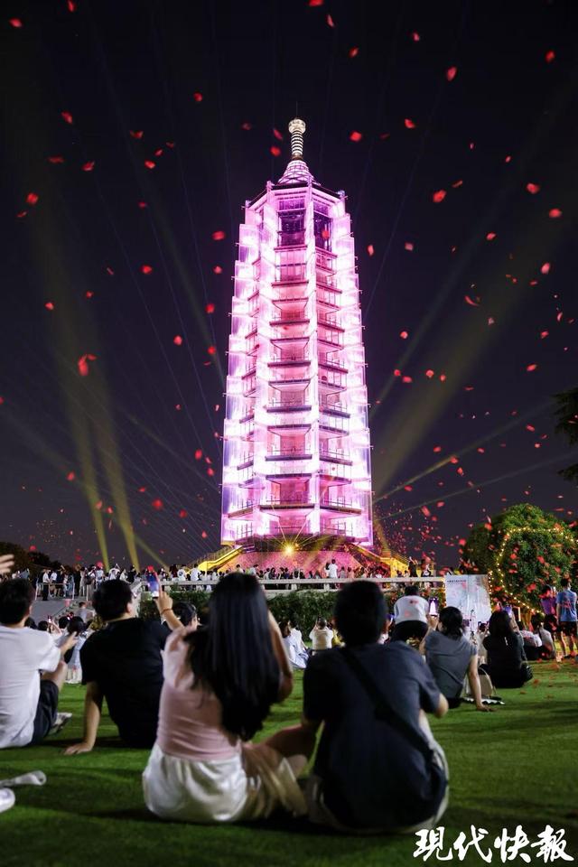 大报恩塔点亮七夕限定粉！“灯塔夜公园”解锁浪漫新体验