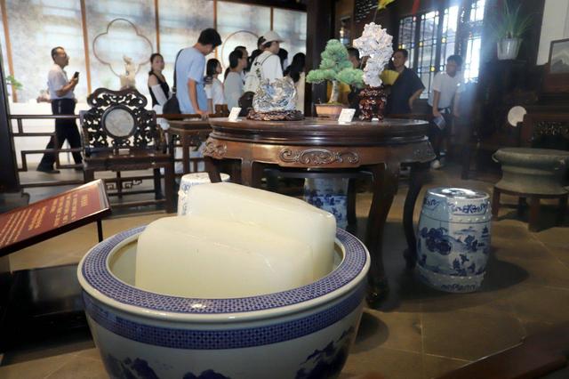 江苏苏州：狮子林冰块送“清凉”