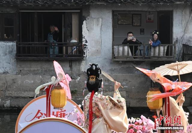 浙江西塘古镇上演水上汉服巡游