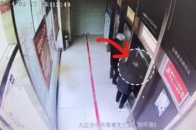 自动取款机内5000元现金无人领，热心群众及时报警，民警查监控归还图片