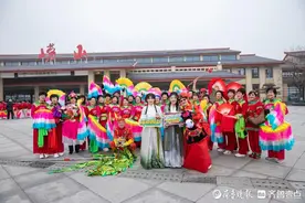 歌舞锣鼓、舞龙、秧歌，崂山风景区元旦活动弘扬中华传统文化图片