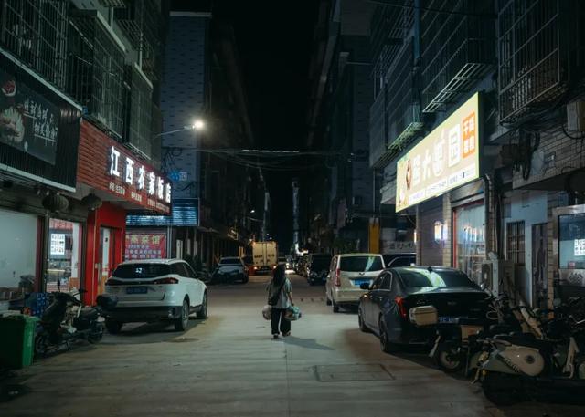 她每天走几万步，在拉布布衣橱里搞钱