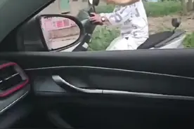 拍客丨学生暑假作业丢失 老师亲自把新作业本送到学生家图片