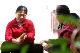 黄山市徽州区：挖春笋晒咸肉 一笋一肉春味鲜图片