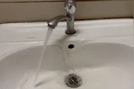 两方达成一致，这个公厕的供水恢复了图片