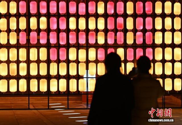 浙江宁波近千彩灯点亮 璀璨灯会吸引游人