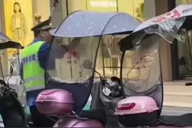 城管挨个划破电动车防雨棚，城管局：系交通综合整治行动#城管划破电动车防雨棚图片