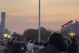 2025年元旦，5.1万人齐聚天安门看升旗，有游客提前9小时到现场排队图片