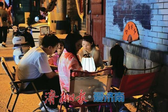 一年四季 泉在济南丨流光溢彩引客来，后宰门街成游客打卡“夜地标”