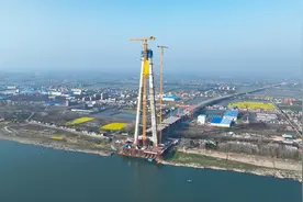 “路桥湘军”260米高空精准“搭积木” 第八座长江大桥主塔封顶图片