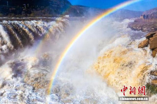 山西壶口展冬日画卷，现“青流飞瀑悬彩练”奇观