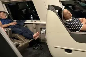 铁路职工占商务座还脱鞋袜 铁路部门：深表歉意，对当事职工批评教育图片