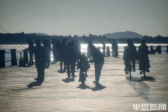 五四广场周末人流如织，秋日暖阳沐浴金色时光