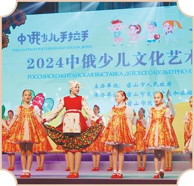 在亚洲最大淡水界湖，渔猎文化吸引中外游客争睹“冰湖腾鱼”——兴凯湖冬捕“出圈”记（边城见闻）