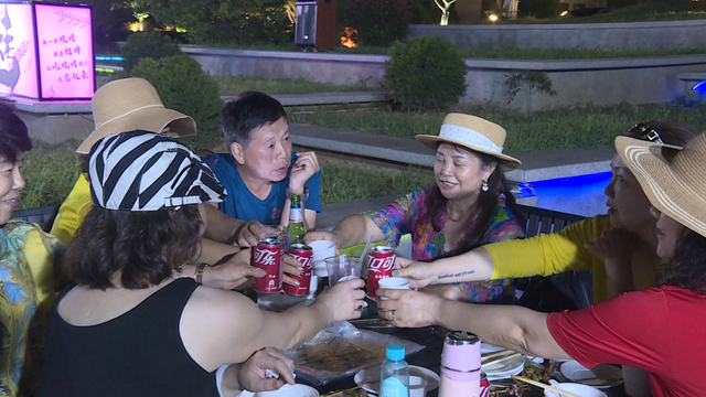 南海新区：夏夜清凉好去处 赶海烧烤舞不停