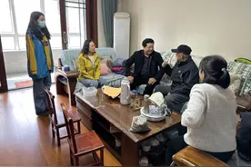 银龄担当献余热，济宁李占强退而不休为居民图片