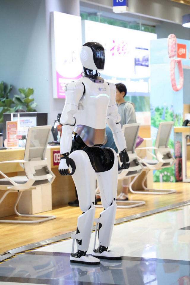 山东移动济南八一营业厅迎“数字新员工”，开启智慧服务新时代