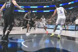 😲杰伦威突破上篮 裁判吹前场球 回放示意根本没人碰到啊！图片