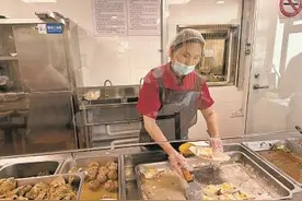 上海：老年助餐补贴均不以现金形式发放 各区街镇食堂有折扣、套餐、充值等优惠方式图片