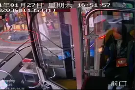 暖心！路人街头不慎摔倒，广州公交车长下车相扶图片