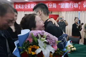 “妈妈这些年一直在找你” 失散31年母亲再见儿子抱头痛哭图片