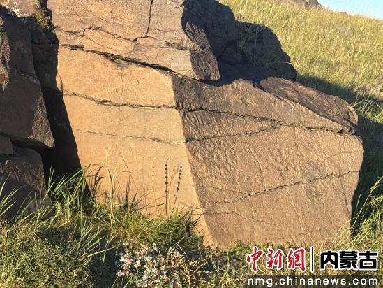 探访锡林郭勒草原深处的阿巴嘎岩画群