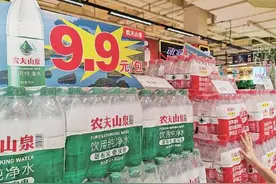 大包装纯净水价格降幅明显：“八毛钱一瓶”背后PK的啥？图片