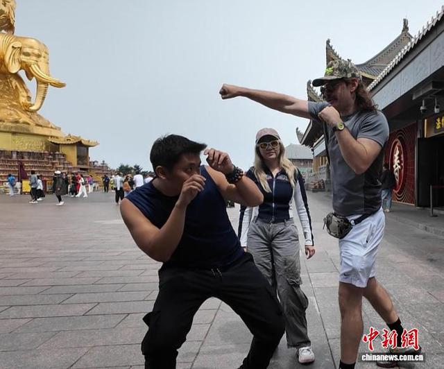 （活力中国调研行）千年峨眉“武”“动”文旅，中外游客畅玩乐山