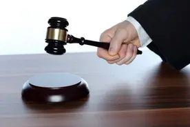 大学生晚上在宿舍喷杀虫剂跟室友起冲突受伤  三室友被判赔1.9万余元图片