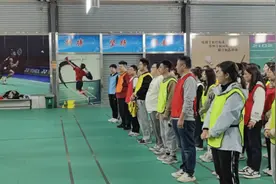中国人寿新泰支公司联合泰安银行新泰管辖行共同举办“同心同行、聚力共赢”趣味运动会图片