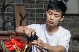 巧手雕“龙”！他为何不要锦旗，要船桨？图片